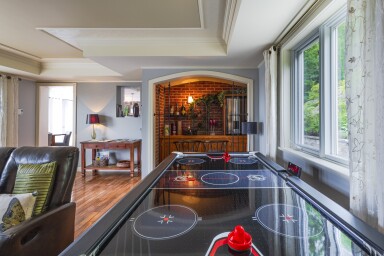 Québec, Living Room, Interior Design, Floor, Flooring, Lamp, Chair