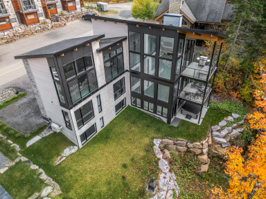 Québec, Building, Outdoors, Shelter, Housing, House, Person