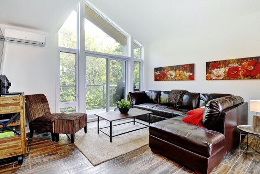 Québec, Home Decor, Couch, Furniture, Living Room, Painting, Table