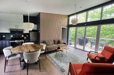 Québec, Home Decor, Table, Interior Design, Dining Room, Coffee Table, Living Room