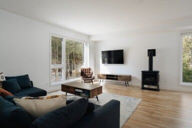 Québec, Interior Design, Living Room, Home Decor, Monitor, Screen, Couch