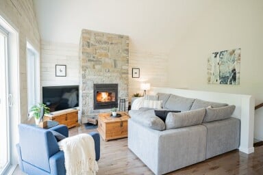 Québec, Home Decor, Interior Design, Fireplace, Couch, Living Room, Table