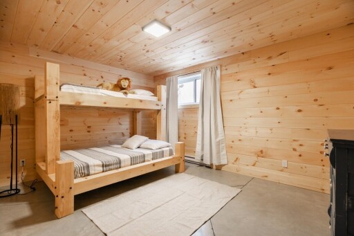 Chambre #5 au sous-sol, lits superposés