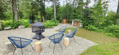 Québec, Outdoors, Scenery, Backyard, Housing, Chair, Grass