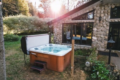 Québec, Hot Tub, Tub, Indoors, Interior Design